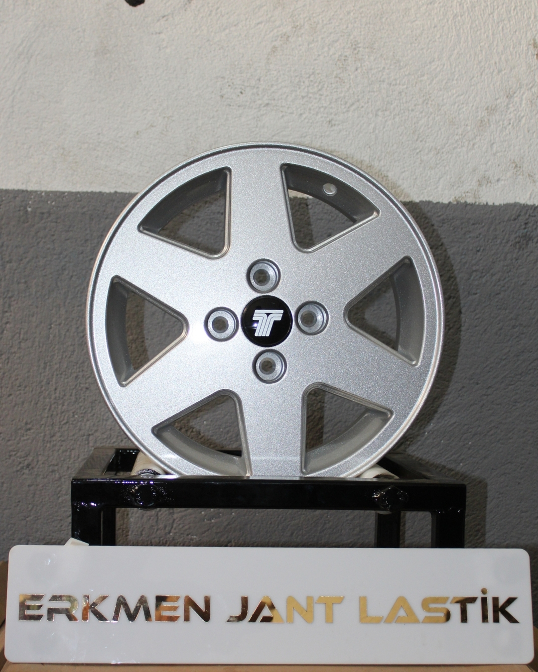 Klasikleşmiş Tofaş tasarımı. Orijinal 6 kol jant takımı, aracınızın nostaljik ve şık görünümünü tamamlarken fabrika standartlarında güvenli sürüş sağlar.