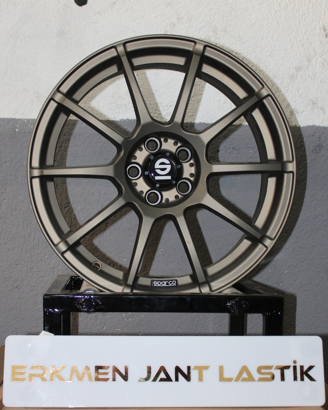 Mat bronz rengiyle fark yaratan 18 inç Sparco Assetto Gara. 5x100 uyumlu bu model, zarif ve agresif hatlarıyla aracınıza pist odaklı bir karakter kazandırır.